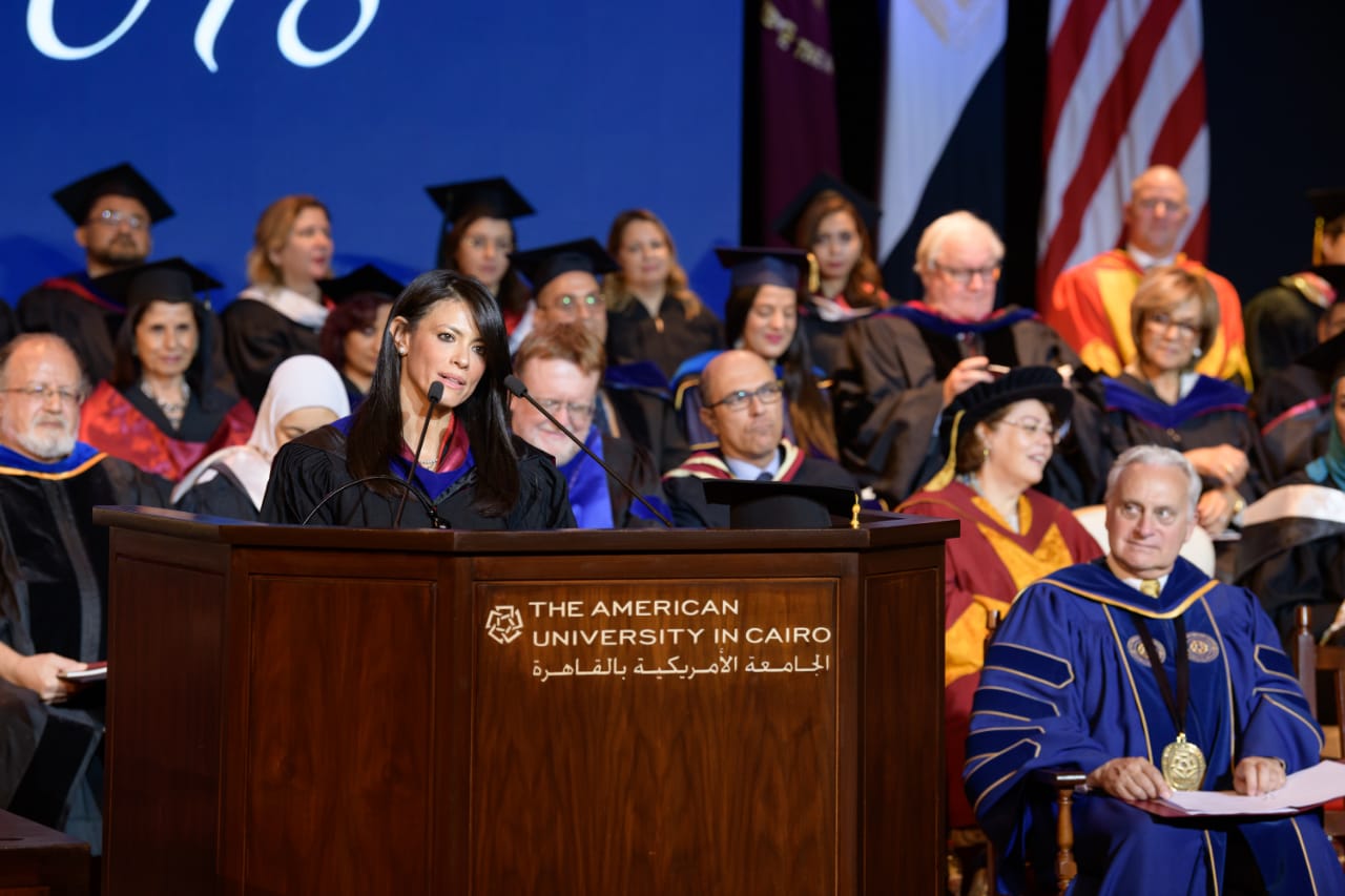 رانيا المشاط تلقى الكلمة الرئيسية بحفل الدراسات العليا بالجامعة الأمريكية