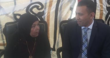 والدة الشهيد ضياء فتحي مع محرر اليوم السابع