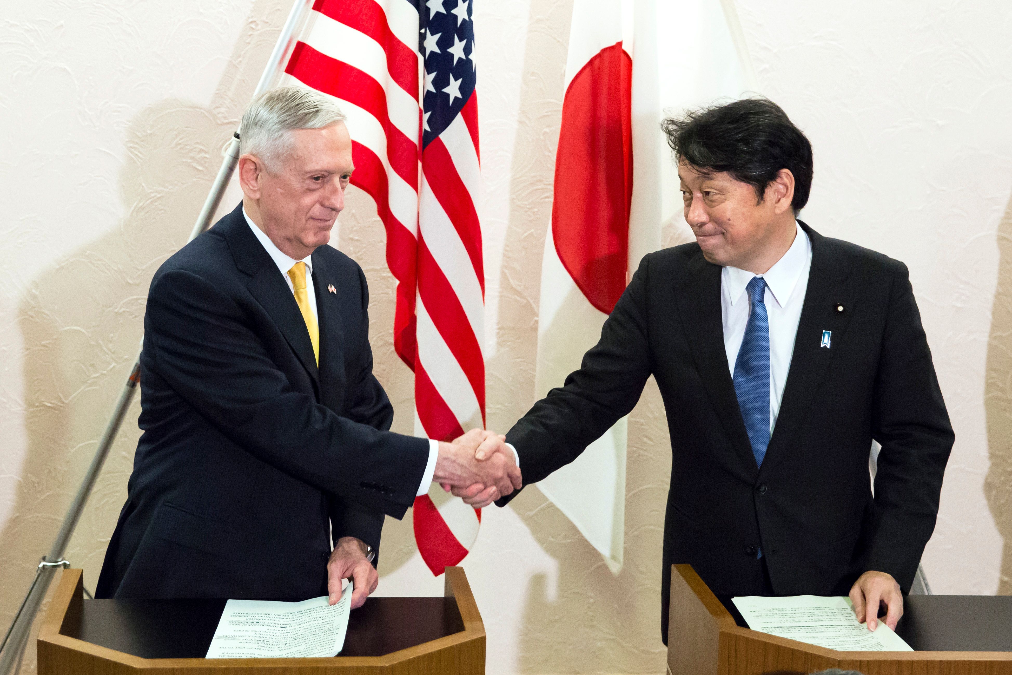 مصافحة بين وزير الخارجية الأمريكى واليابانى