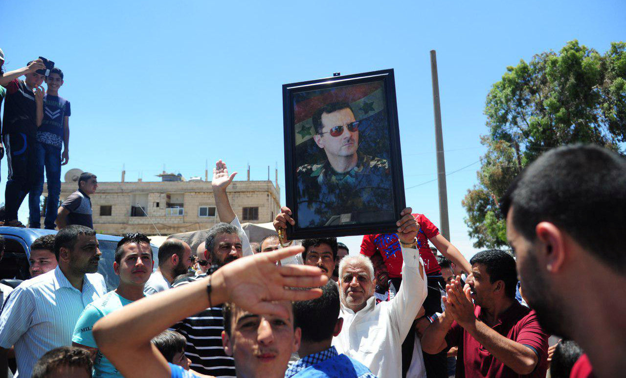 مواطنو درعا يحملون صور بشار الأسد احتفالا بانتصارات الجيش
