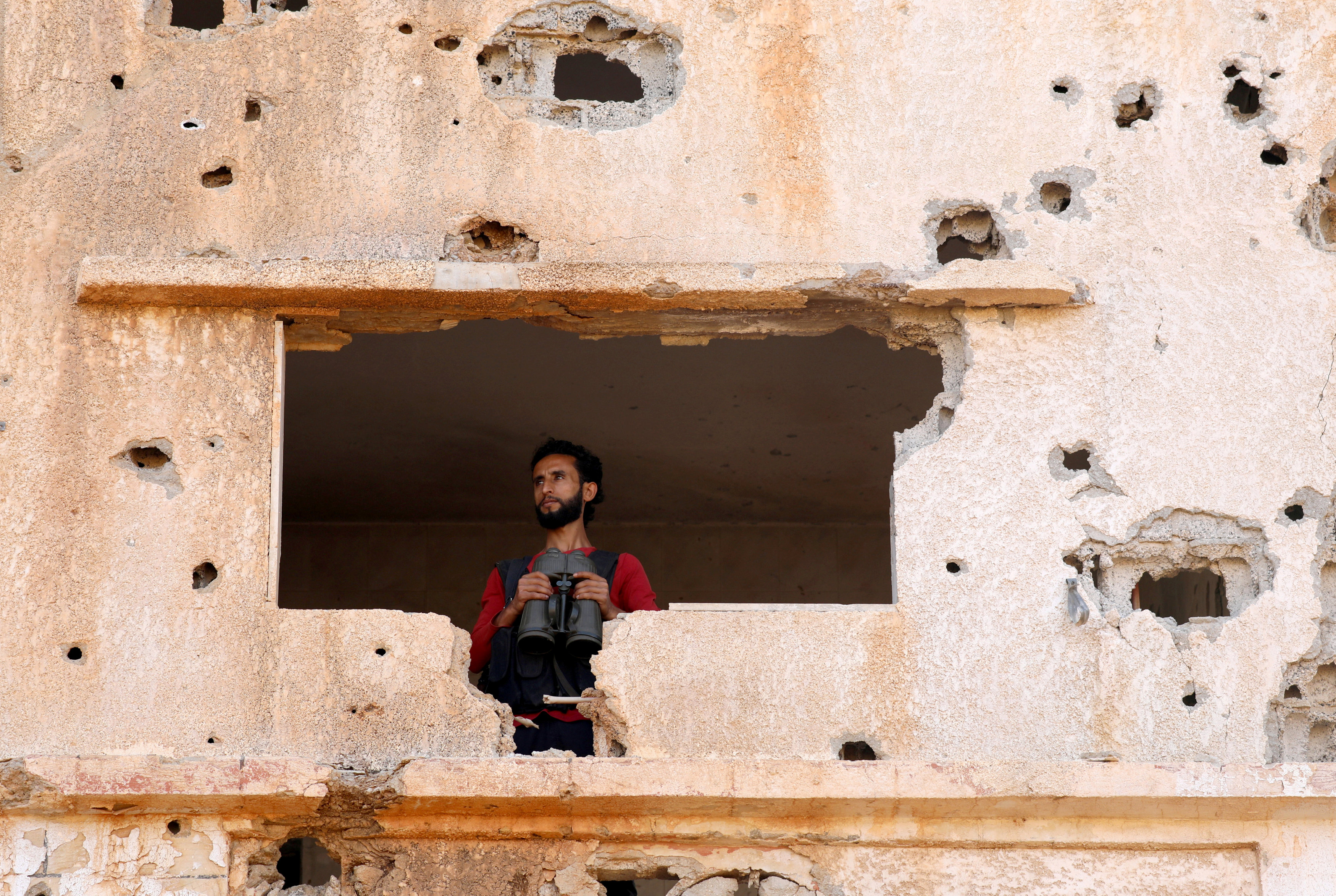 أحد مقاتلى الجماعات المسلحة فى درعا السورية