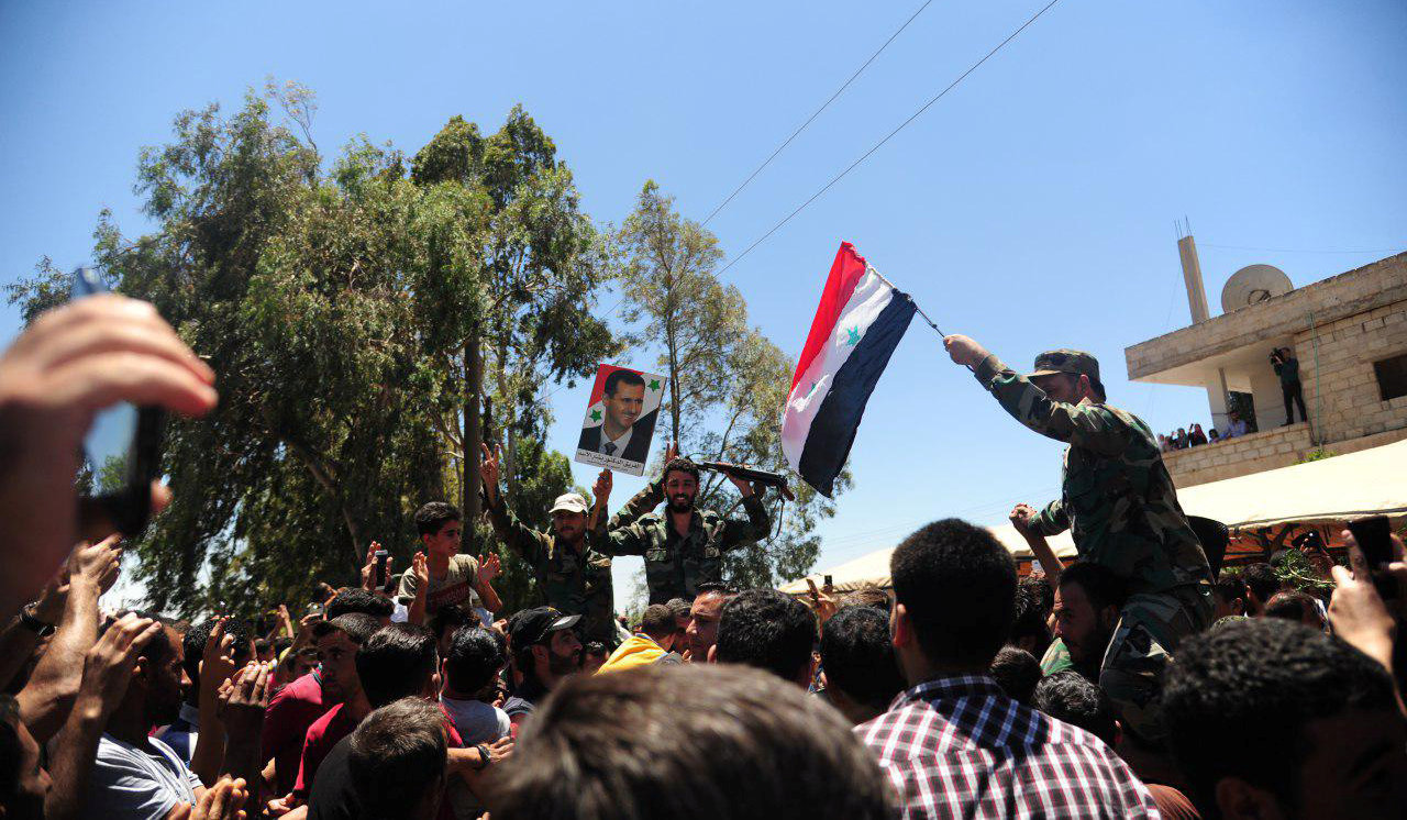 مواطنو درعا يحتفلون بضباط وجنود الجيش السورى
