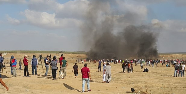 فلسطينيون وسط الدخان