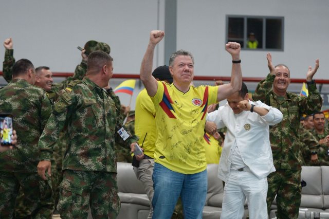الرئيس الكولومبى يحتفل بتأهل الفريق لثمن النهائي