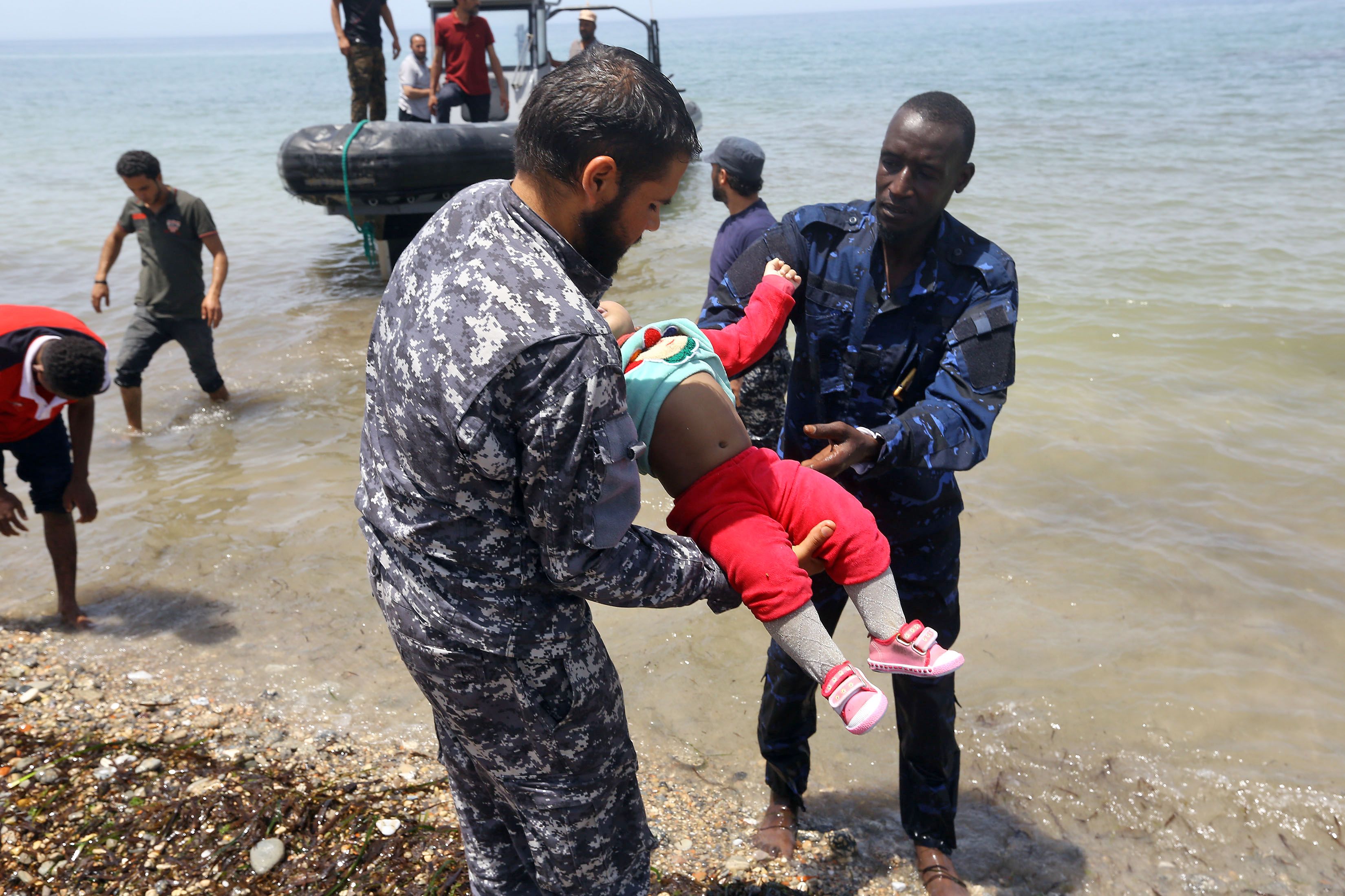 القوات تحمل جثة طفل