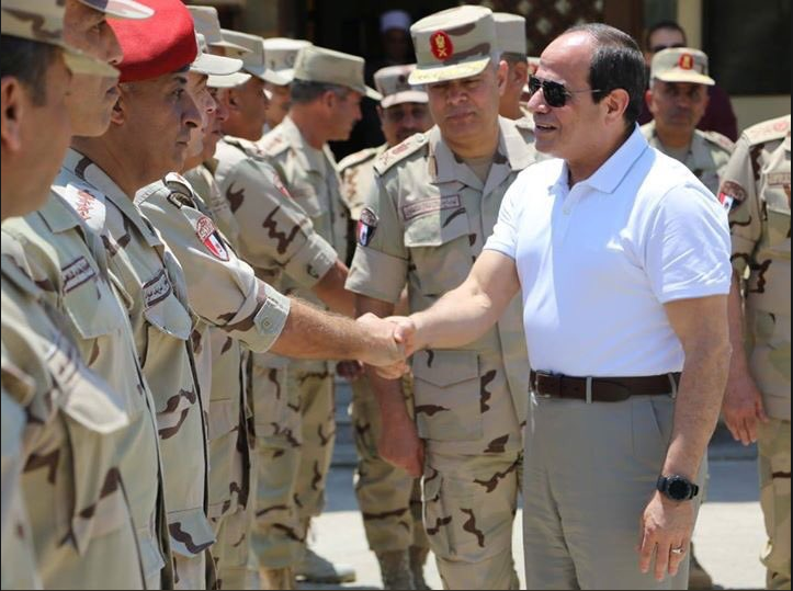 الرئيس السيسى يصافح الضباط