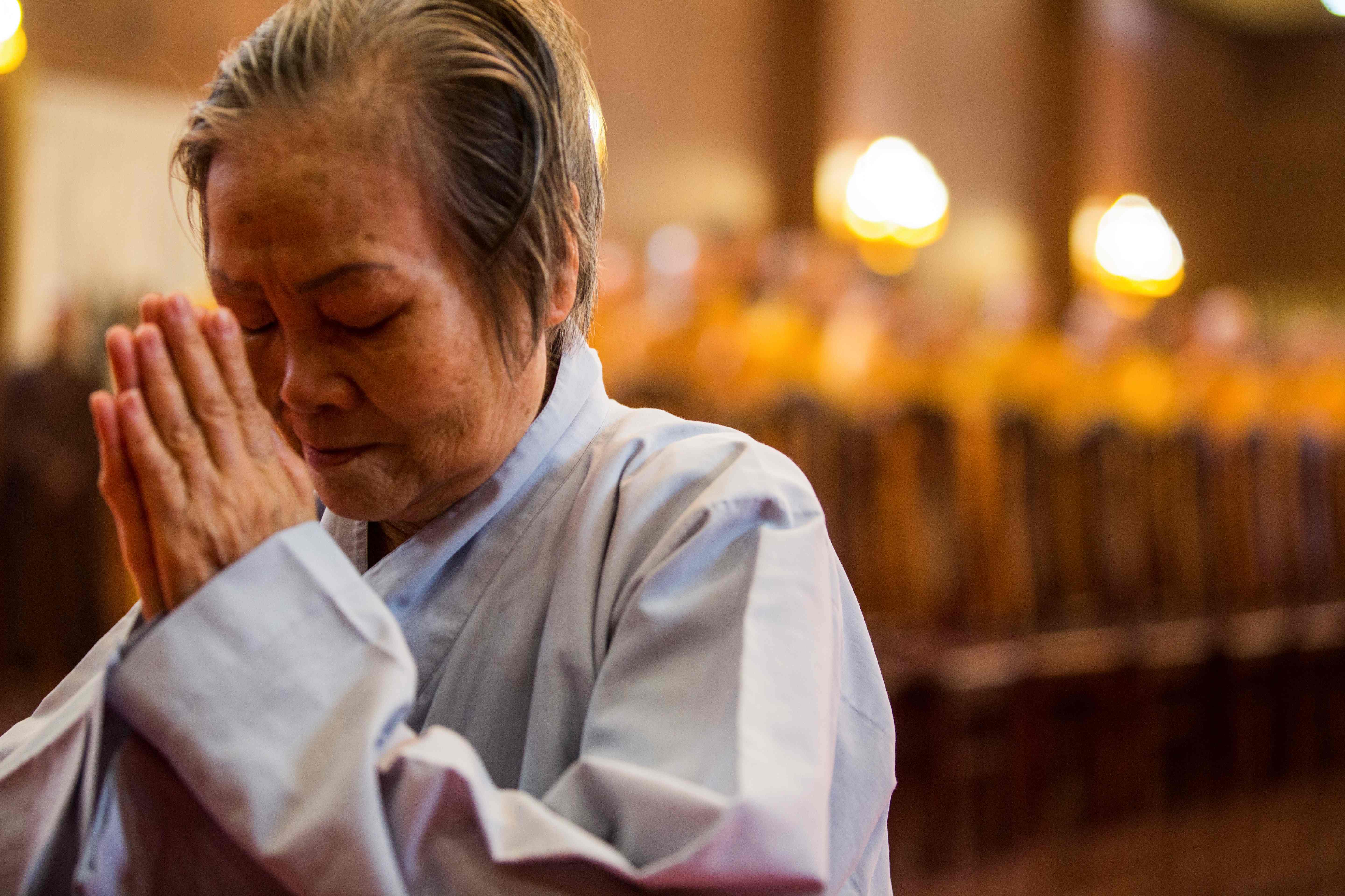 سيدة بوذية تصلى من أجل روح الراهب ثيش كوانج دوك