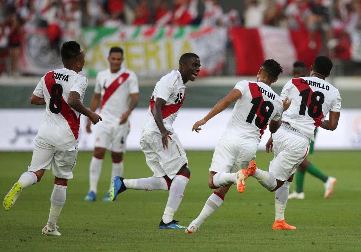 احتفالات لاعبى بيرو فى ودية السعودية