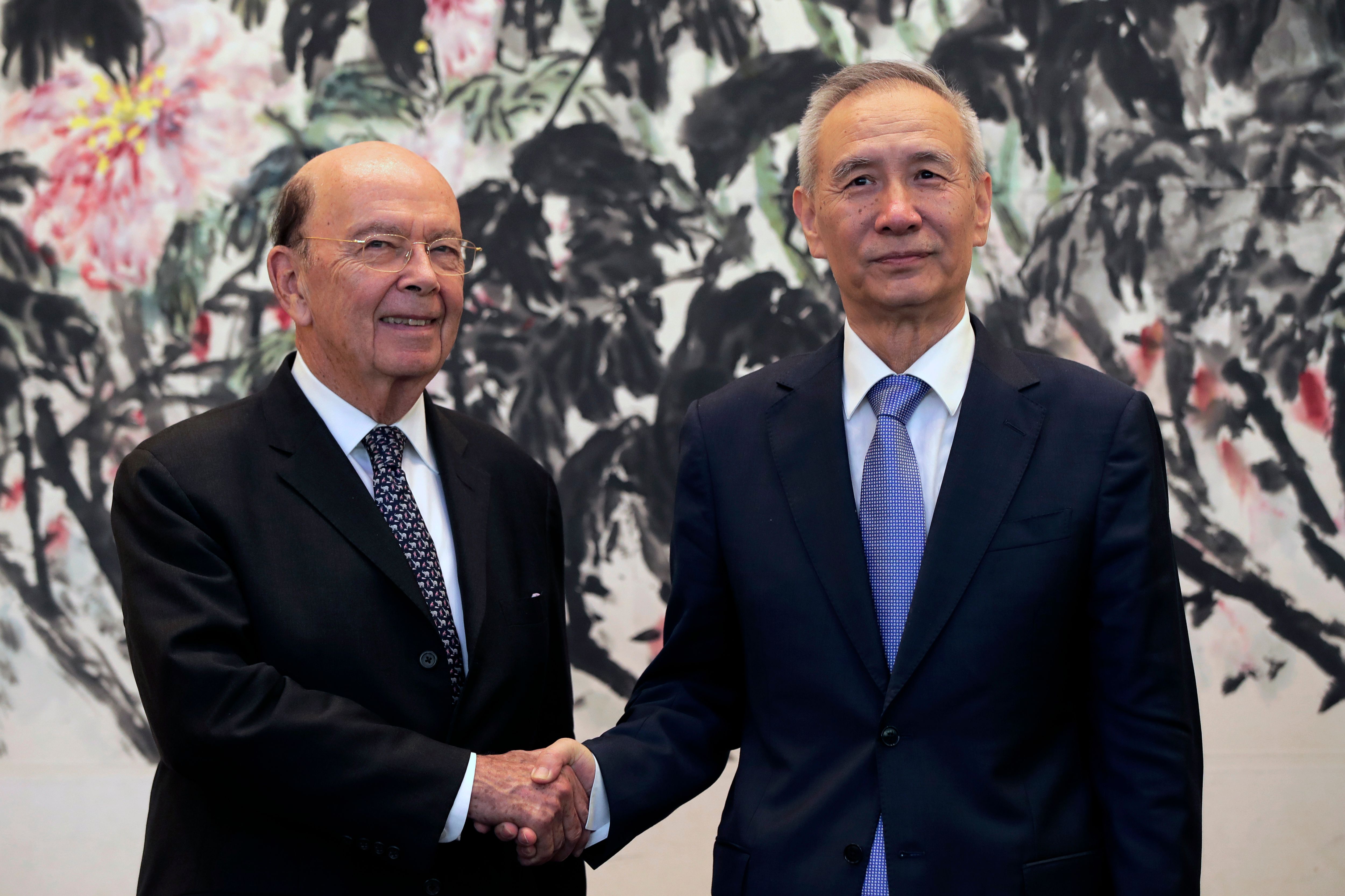 نائب رئيس وزراء الصين يصافح وزير التجارة الأمريكى
