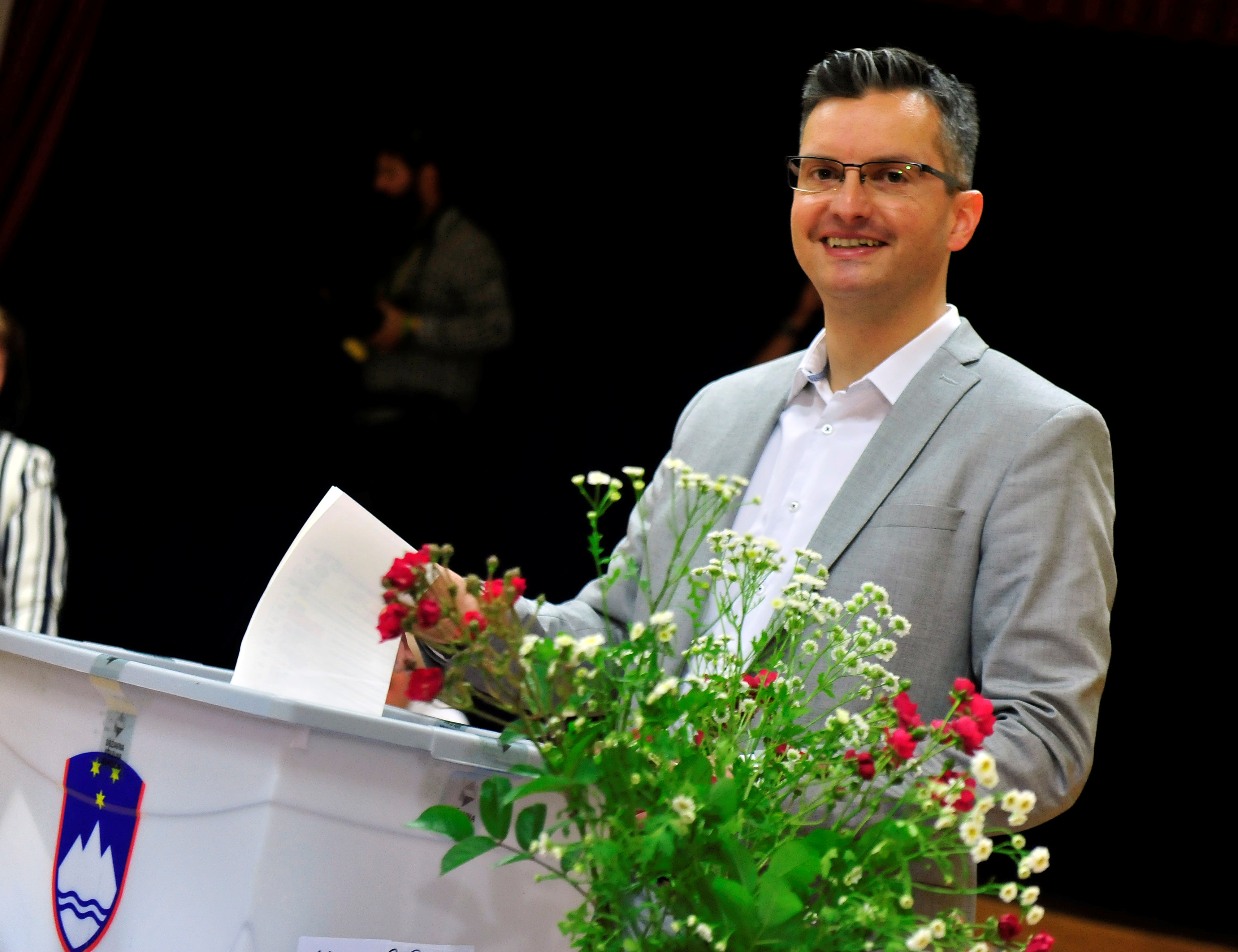 زعيم قائمة مرجان ساريك يدلى بصوته بالانتخابات السلوفينية