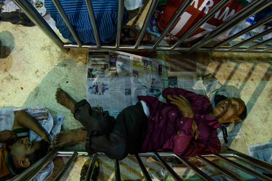   مواطن ببنجلاديش ينام داخل محطة السكة الحديد 
