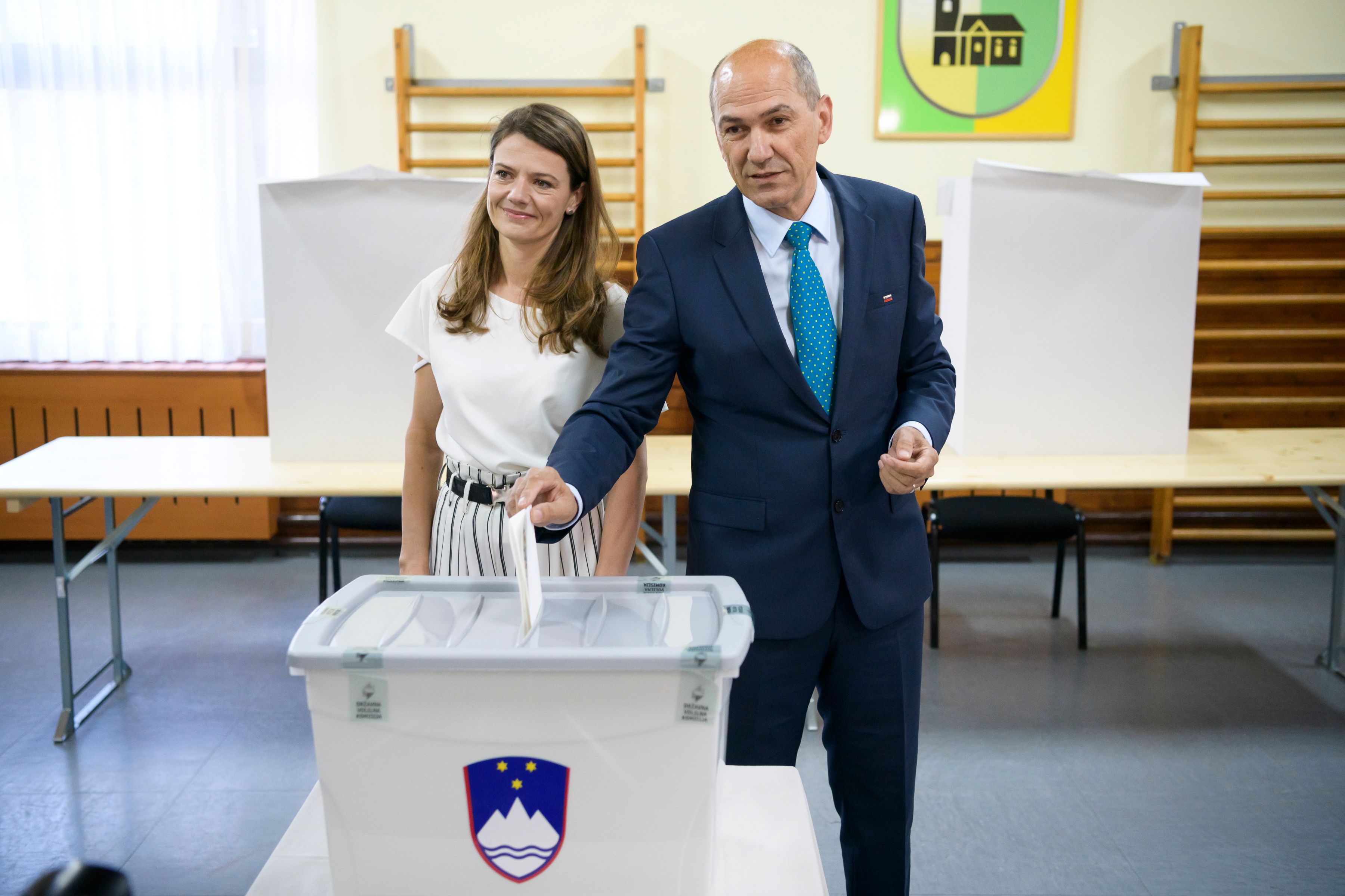 رئيس وزراء سلوفينيا السابق يدلى بصوته فى انتخابات البرلمان