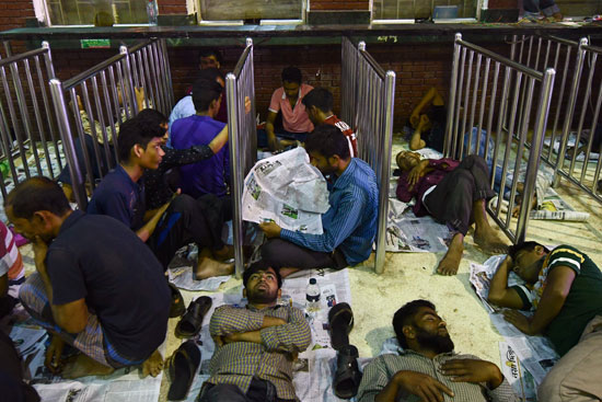   مواطنو بنجلاديش ينامون بمحطات السكة الحديد 