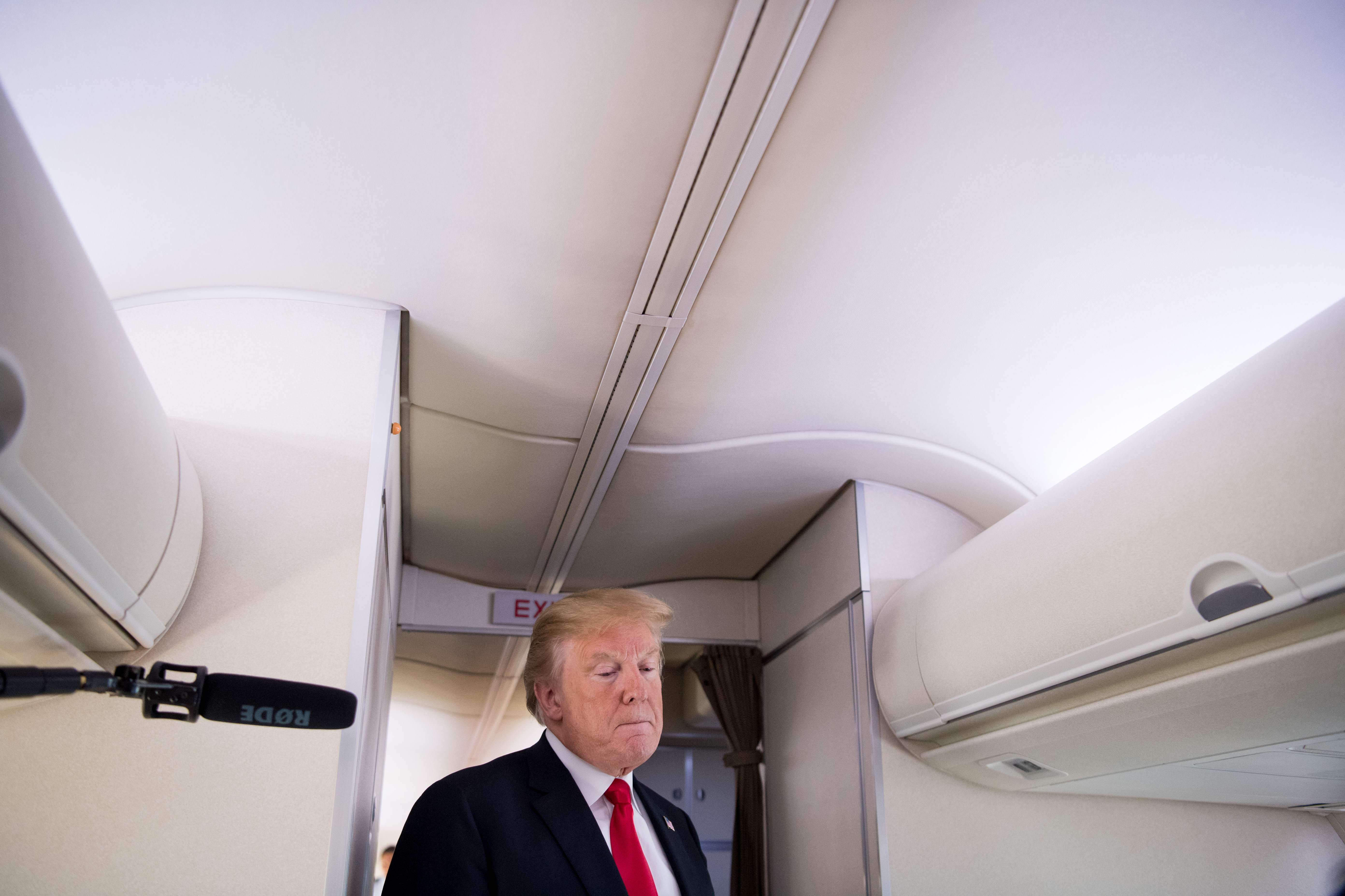 دونالد ترامب فى الطائرة الرئاسية