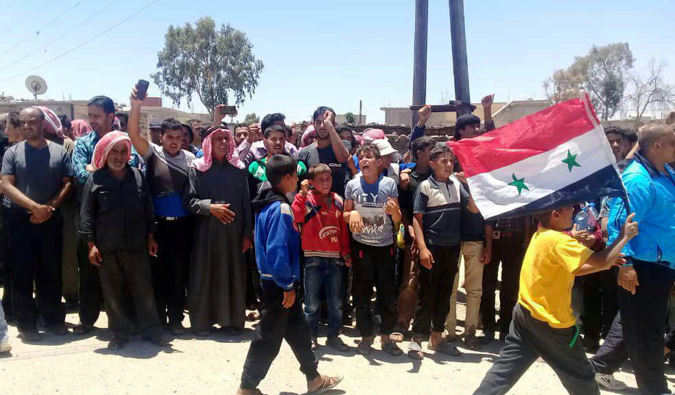 العلم السورى يتصدر المشهد الاحتفالى