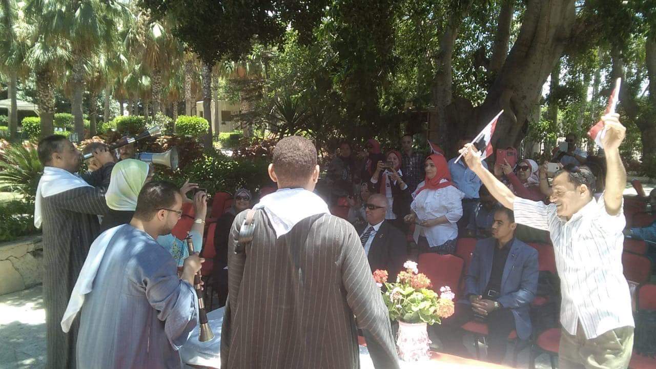 عروض للتنورة والمزمار البلدى باحتفالات 30 يونيو بحديقة الطفل بالاسكندرية  (1)