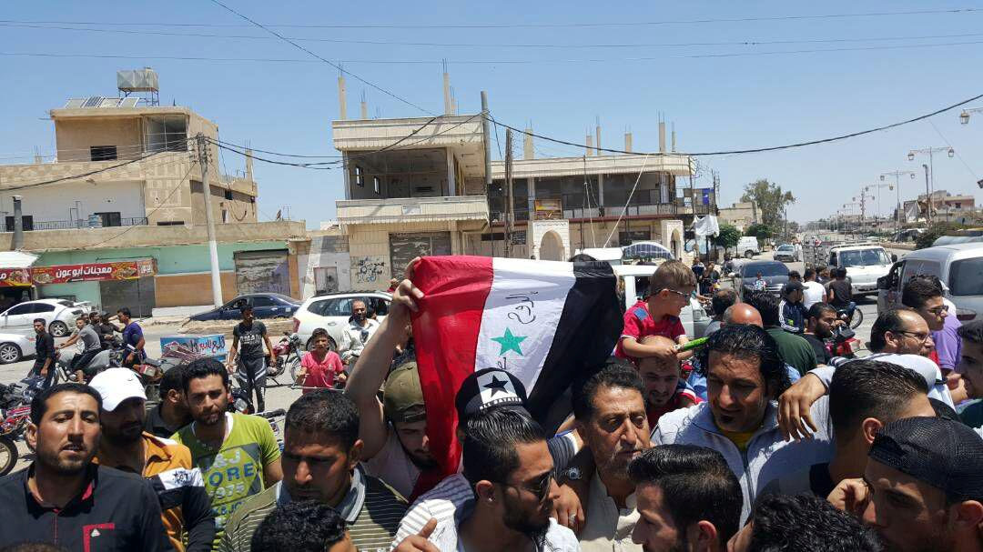 المواطنون السوريين يحتفلون بنجاحات الجيش السورى