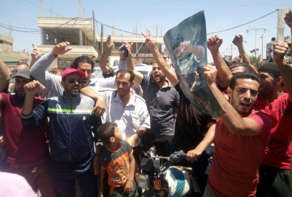 السوريون يحتفلون بدخول الجيش السورى مدينة درعا