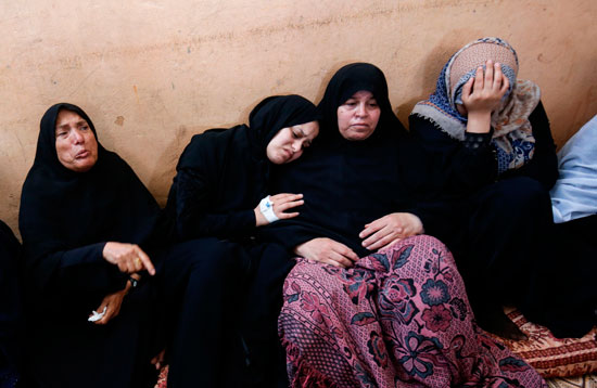 عدد من النساء الفلسطينيات يهيمن عليهن الحزن