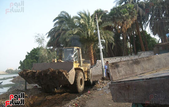 لودرات إدارة حماية نهر النيل خلال تنفيذ الإزالات
