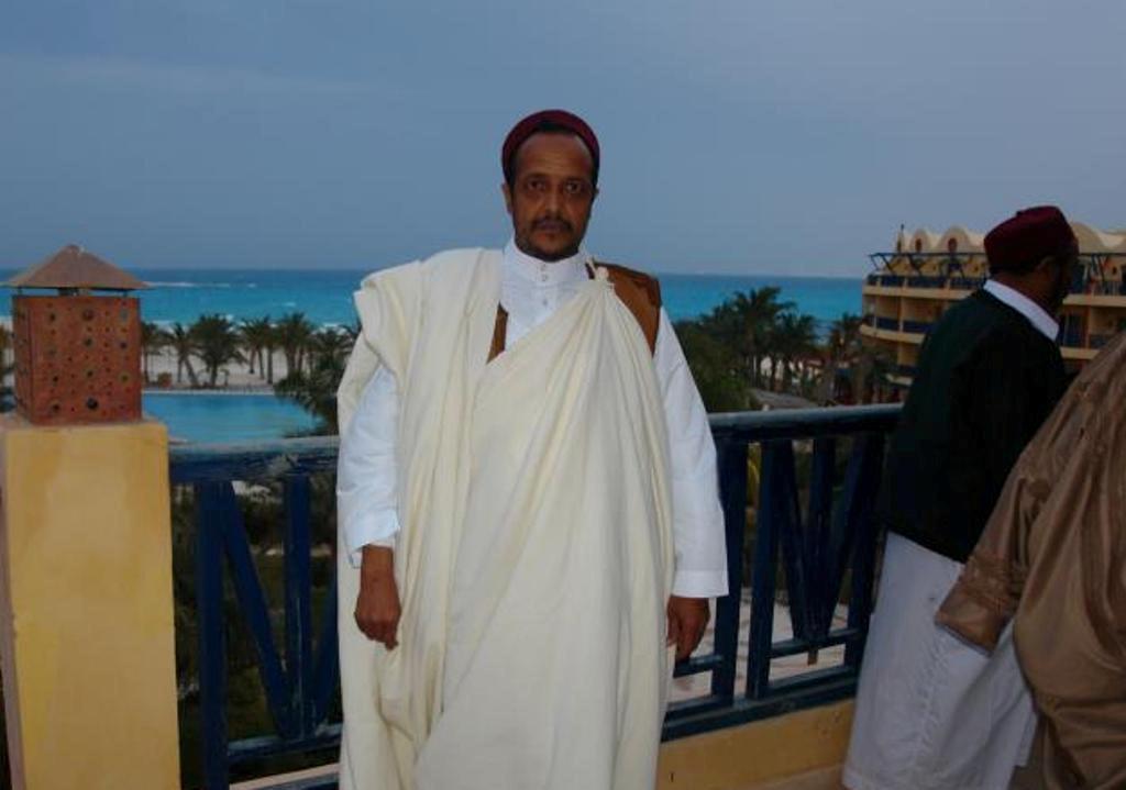 أحد عمد قبائل مطروح يرتدى الجرد البدوى