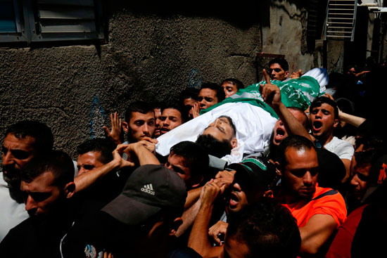 مئات الفلسطينيين يحملون الشهيد على أعناقهم
