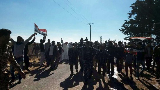 السوريون يحتفلون وسط ضباط الجيش