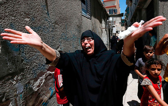 إمرأة فلسطينية تبكى لفراق الشهيد