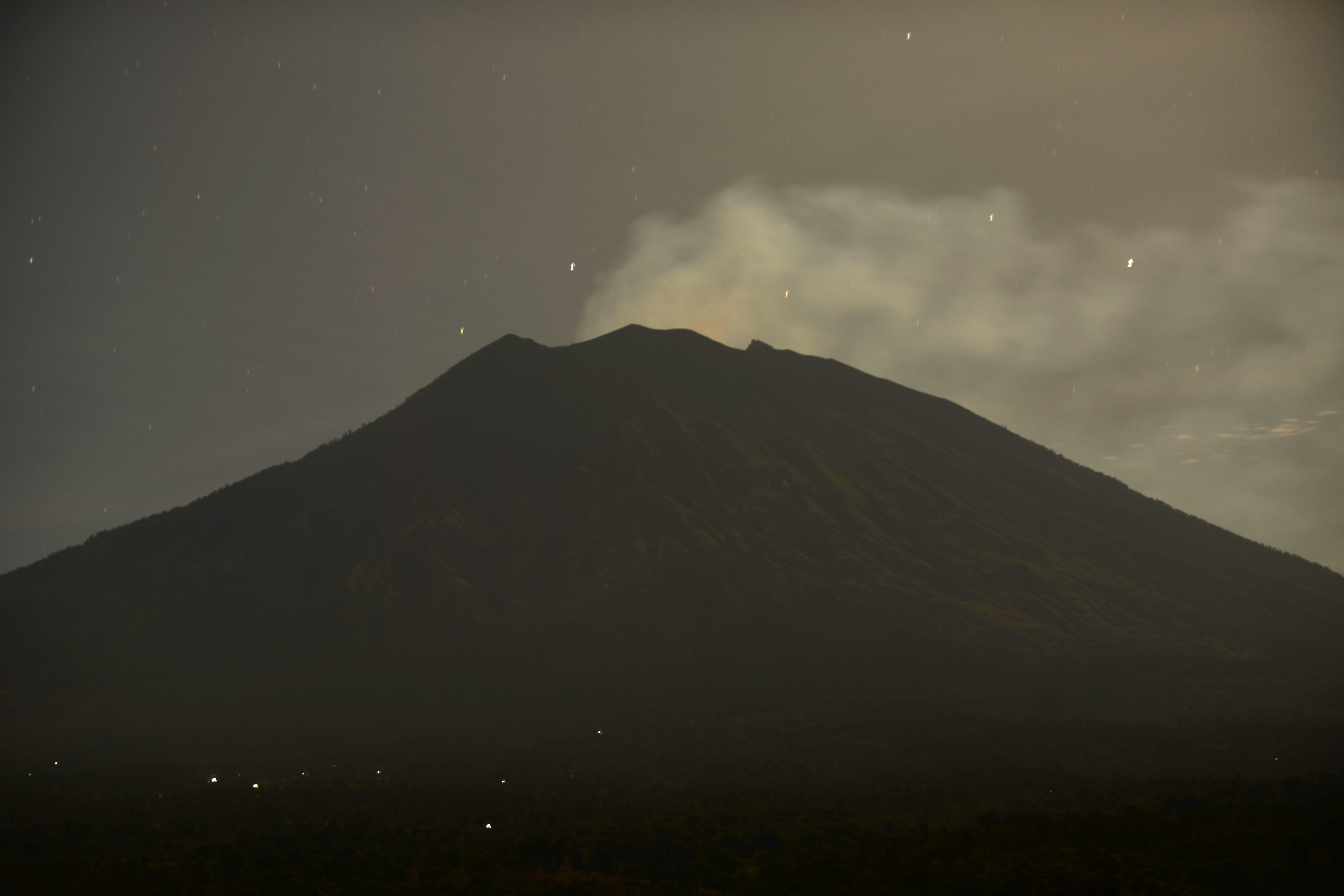 هدوء بركان جبل أجونج بعد ثورانه بالأمس