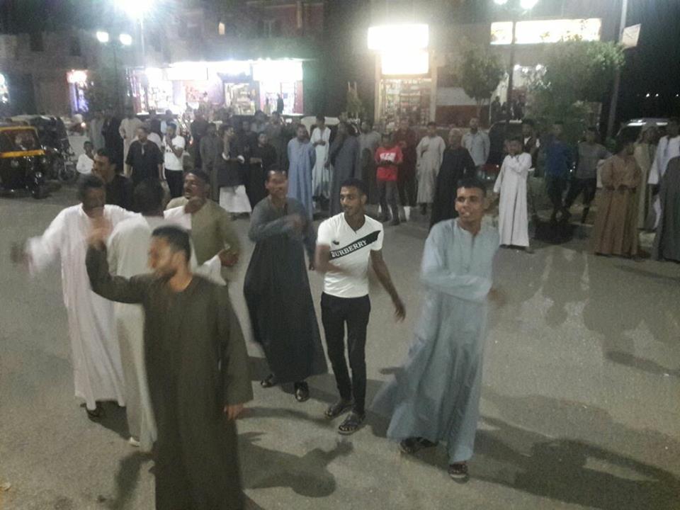 4-              الشباب يحتفلون بالعروض الفنية امام قصر ثقافة ارمنت