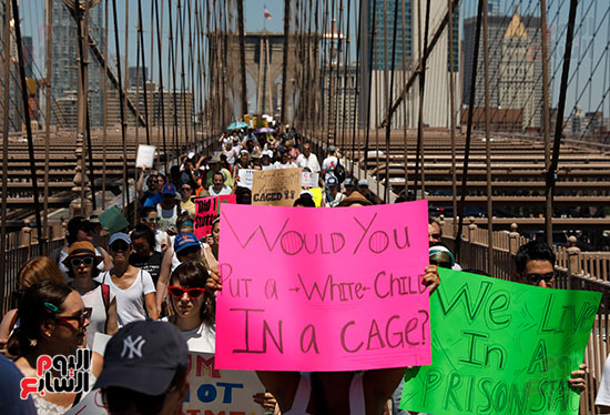  لافتات ضد قانون سياسة الهجرة 