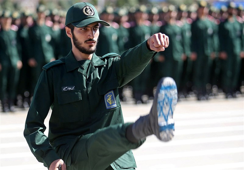 عسكري إيراني يرتدي حزاء عليه علم إسرائيل