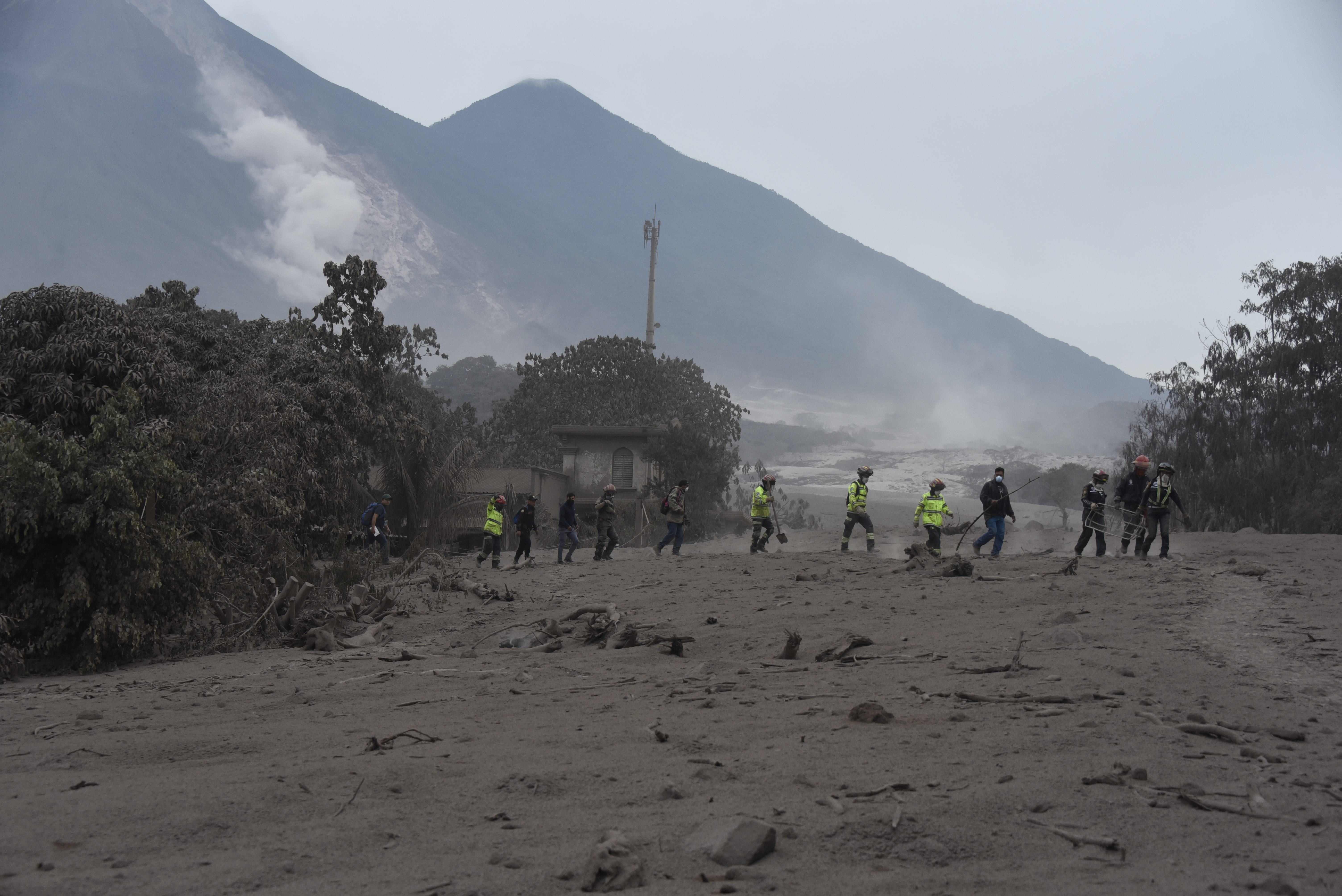 رجال الإنقاذ بمحيط الانفجار البركانى