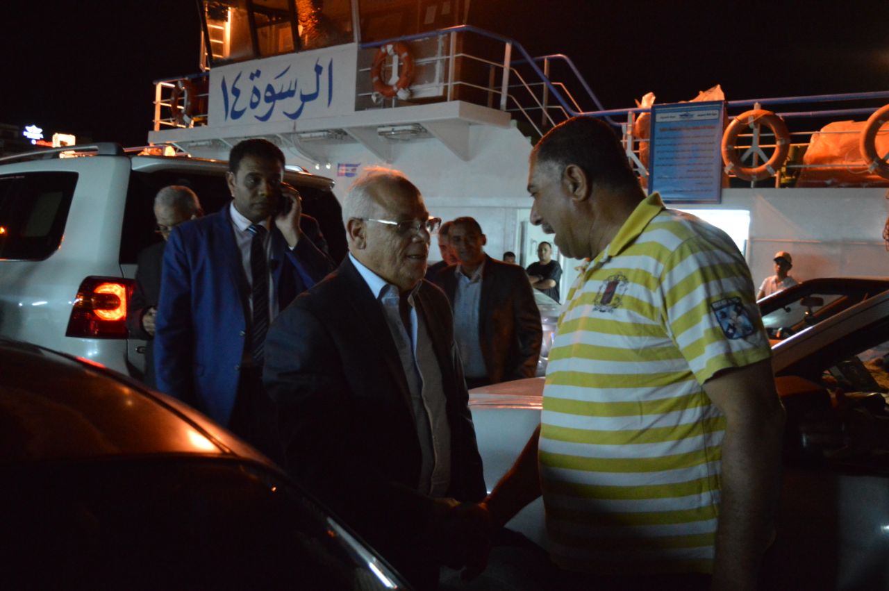 محافظ بورسعيد يلتقى مواطنين أثناء استقلالهم المعدية (1)