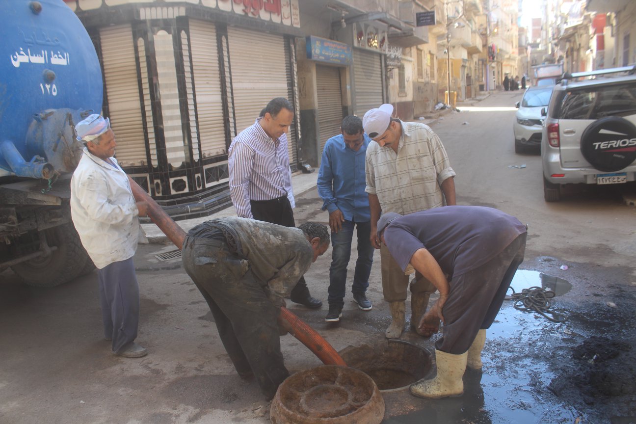 متابعة تطهير خطوط الصرف بدسوق