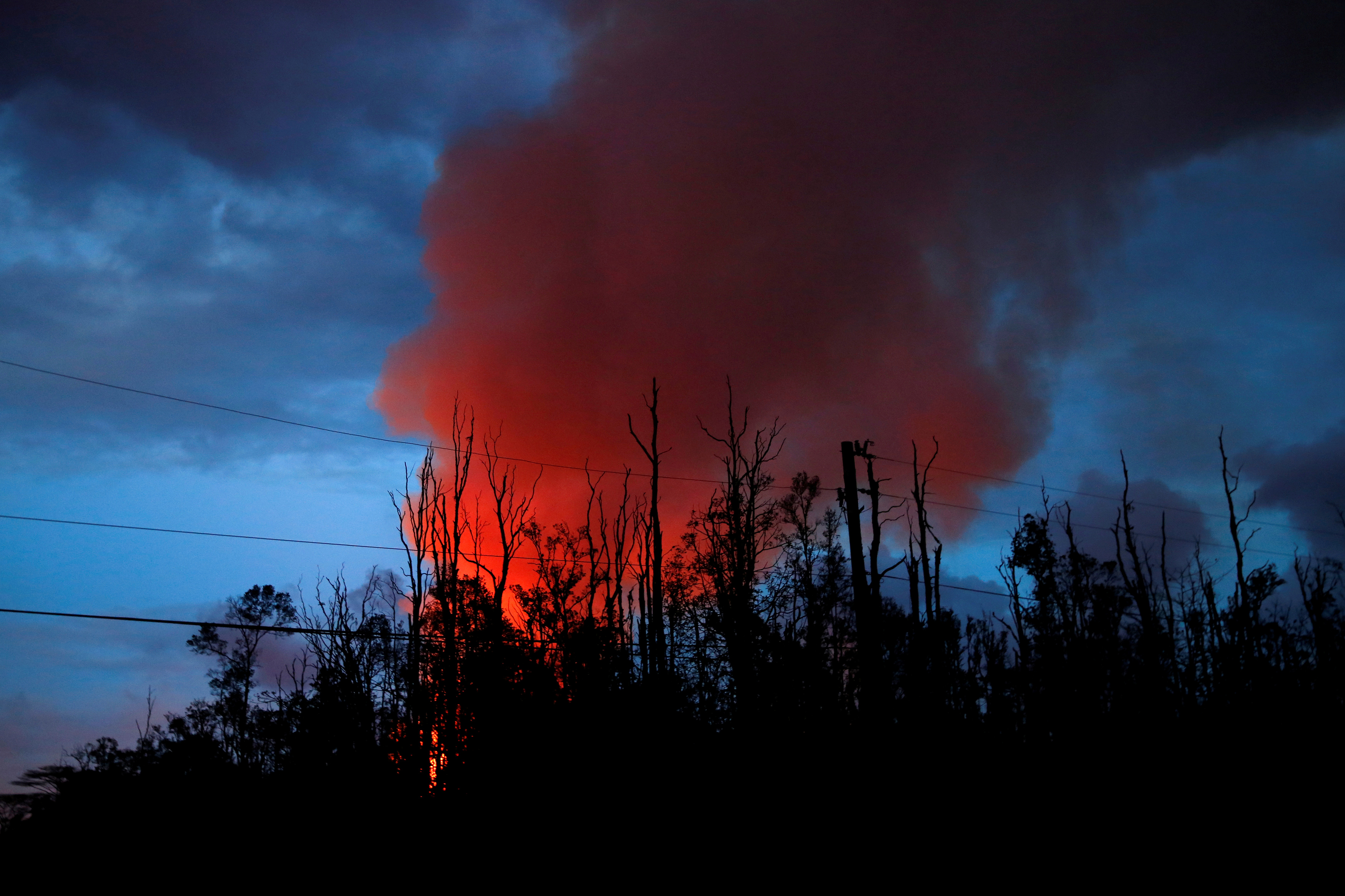 الحمم البركانية تضئ سماء هاواى الأمريكية