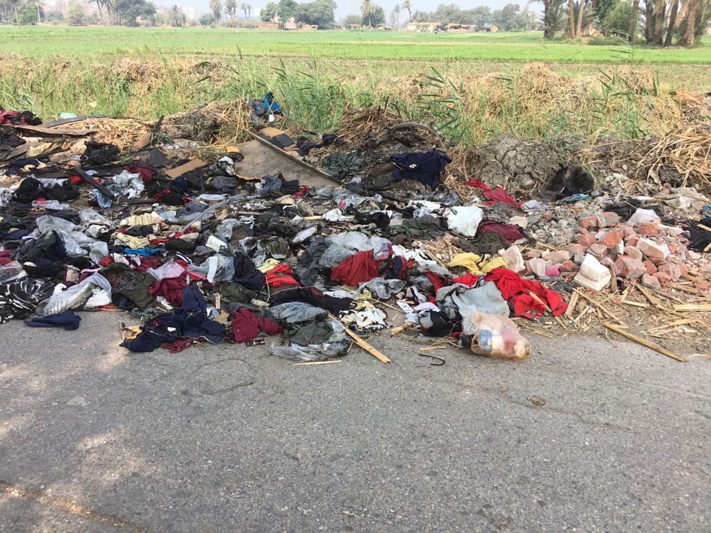 5- تجمعات القمامة على جانب الطريق