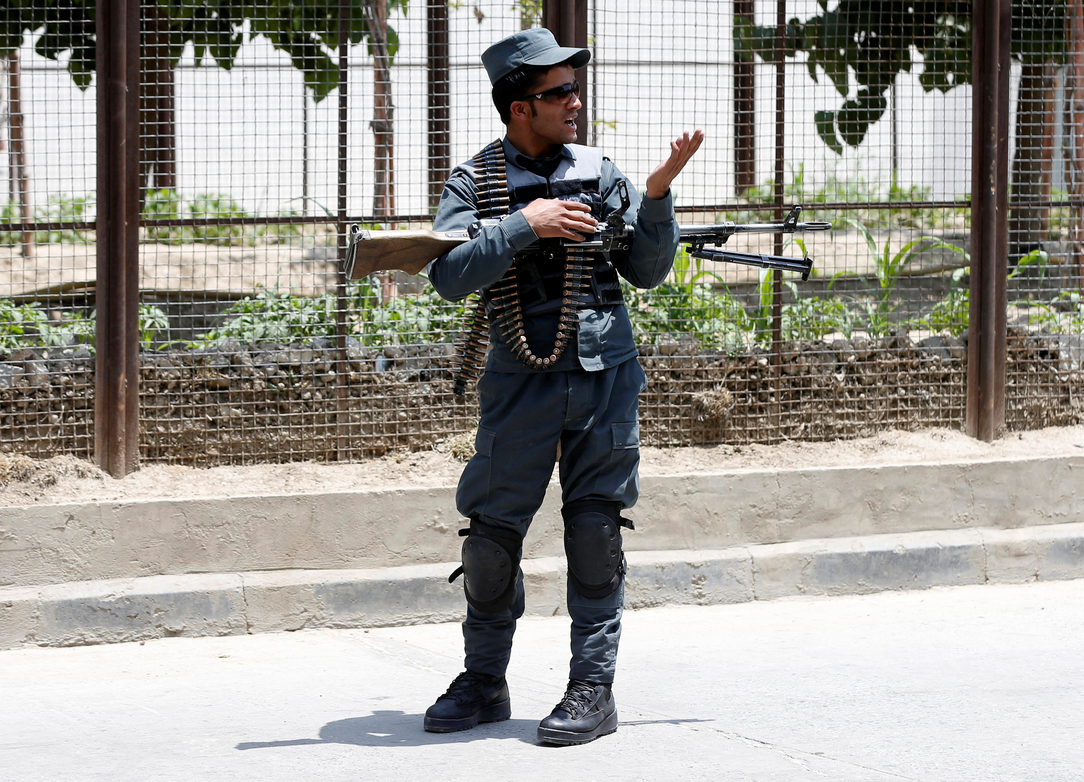 شرطى مسلح فى موقع التفجير بكابول الأفغانية