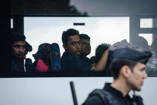 نقل مهاجرين غير شرعيين من مخيم فى باريس