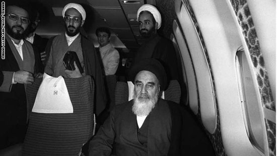 الخمينى على متن الطائرة التى عاد بها من منفاه فى فرنسا إلى طهران مطلع فبراير 1979