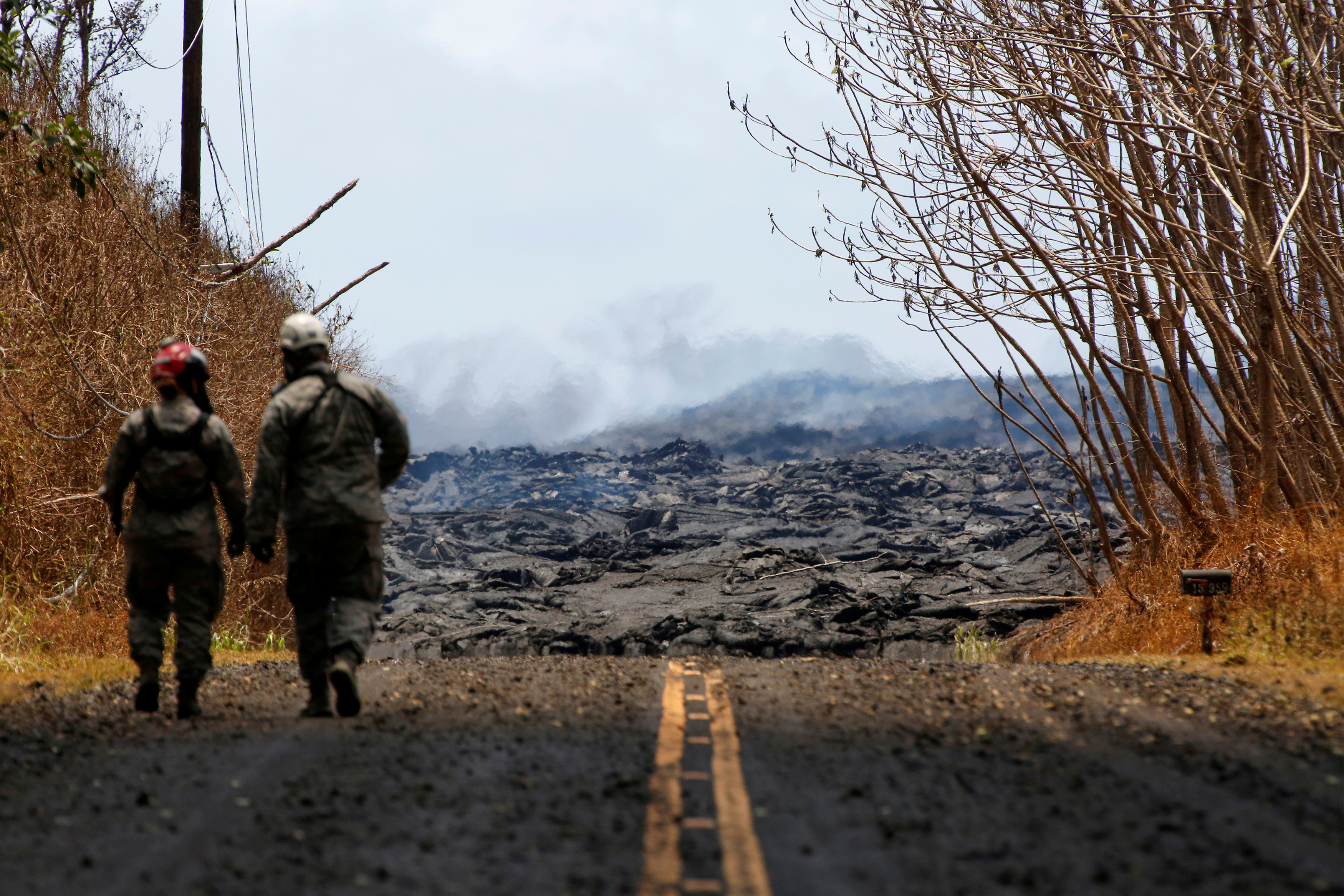 فرق الإنقاذ الأمريكية فى جزيرة هاواى بعد هدوء البركان
