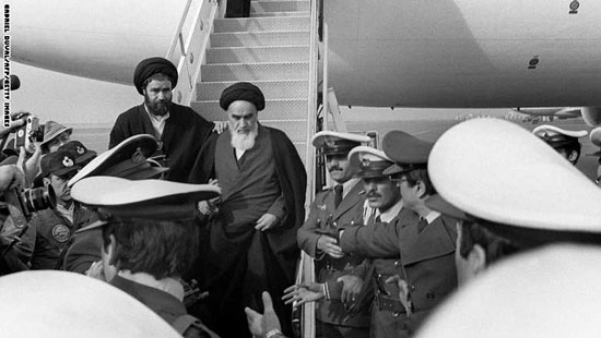 الخمينى يهبط سلم الطائرة فى مطار طهران لدى عودته إلى البلاد قادما من منفاه فى فرنسا على متن طائرة بوينغ 747 بعد الإطاحة بالشاه 1 فبراير 1979