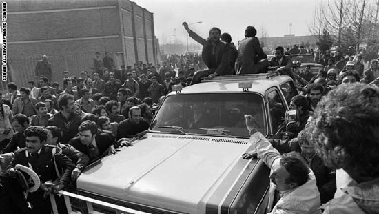 موكب  الخمينى يخترق الحشود فى وسط طهران بعد عودته من المنفى 1 فبراير1979