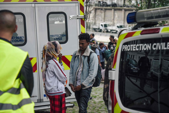 سيارات إسعاف فى موقع إزالة مخيم للمهاجرين بباريس