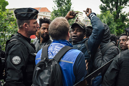 الشرطة الفرنسية تجلى مهاجر من مخيم فى باريس