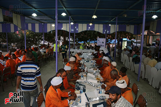 محافظ قنا يشارك فى حفل الإفطار الجماعى لعمال النظافة (6)