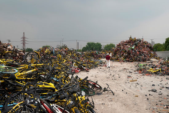 الصين تجمع آلاف الدراجات الهوائية لإعادة تدويرها