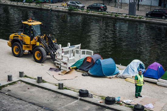 جرار يزيل مخيم للمهاجرين فى باريس