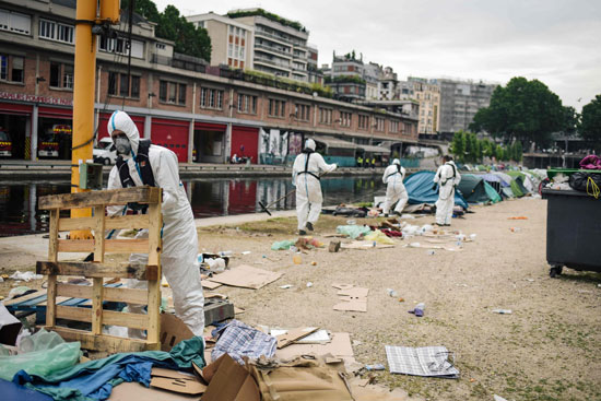 تنظيف موقع مخيم للمهاجرين فى باريس