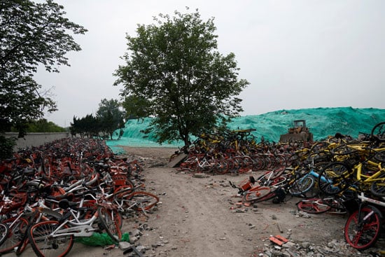 دراجات هوائية قديمة فى الصين معدة لإعادة التدوير